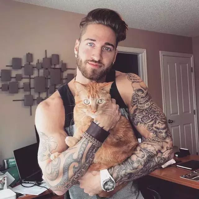 加拿大肌肉小哥和爱猫组团秀身材,喵星人竟也可以成为健身利器!