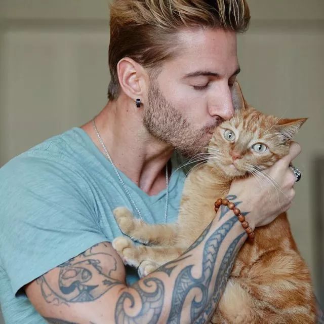 加拿大肌肉小哥和爱猫组团秀身材,喵星人竟也可以成为健身利器!