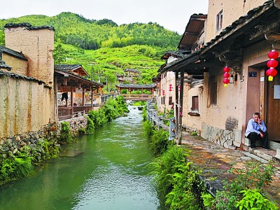     福建的丘陵山区还较为完整地保存着一些传统村落。如今，这些地方已成为旅游打卡地。李韵摄/光明图片