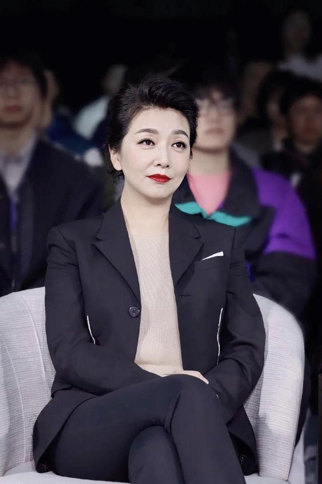 52岁江珊大气端庄,身穿西服look套装现身活动高贵优雅,魅力十足