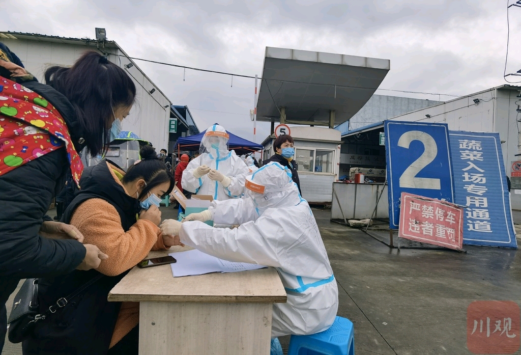 四川成都新冠肺炎确诊病例所住院落已全面封锁 全员实行核酸检测