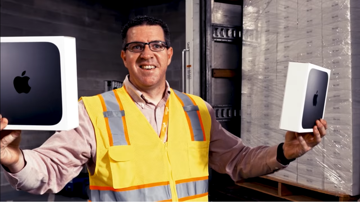 用户手持Mac Mini 产品 | 亚马逊AWS