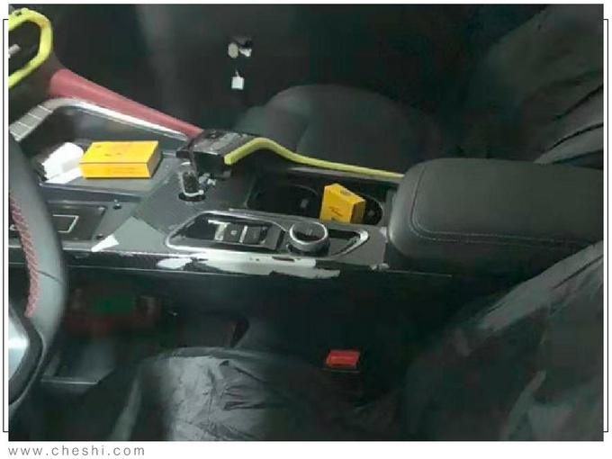 长安UNI-T轿跑SUV内饰曝光 双联屏设计