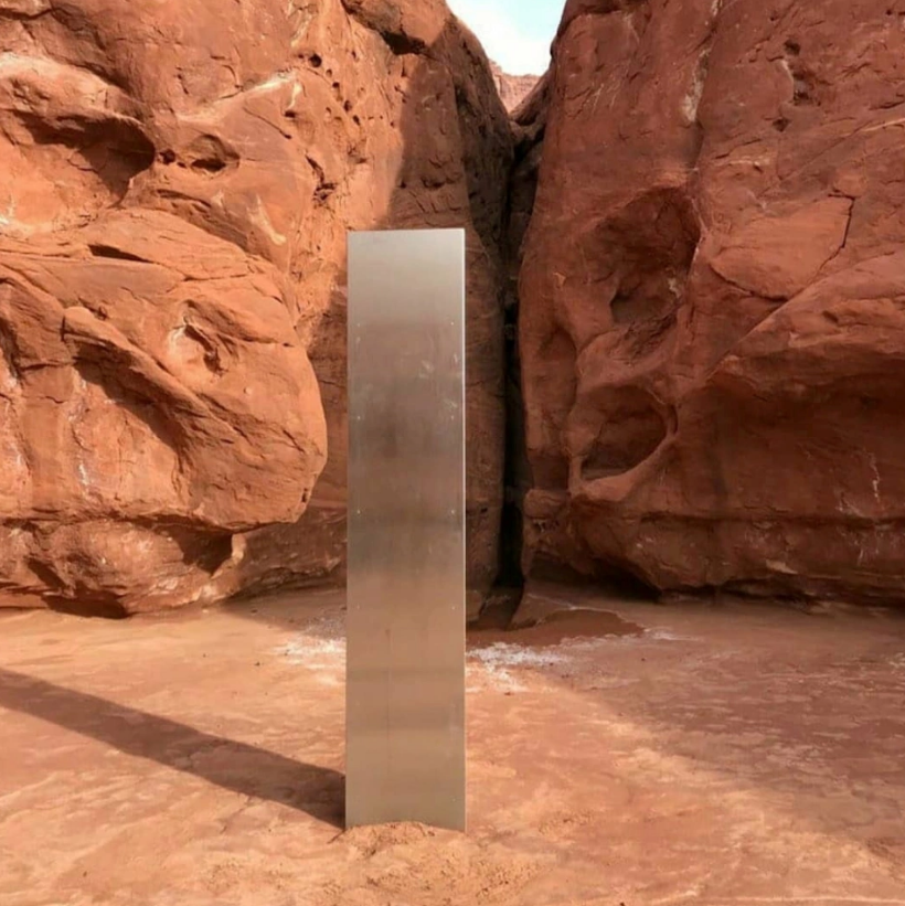  11月18日，在美国犹他州的红岩沙漠发现的一块类似的巨石（来源：英国《太阳报》）