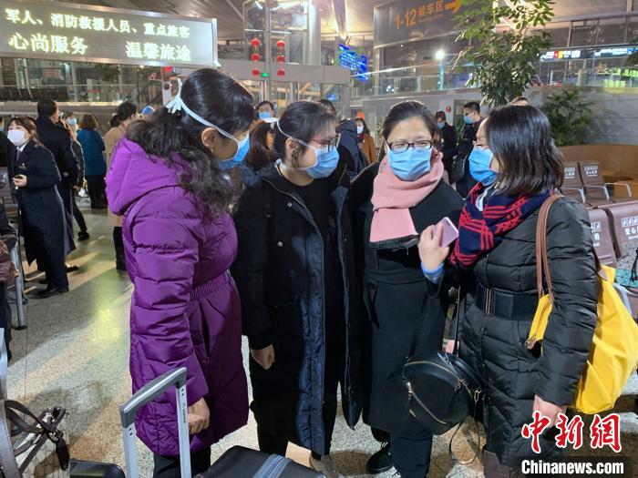 护理人员们整装待发。 康玉湛 摄