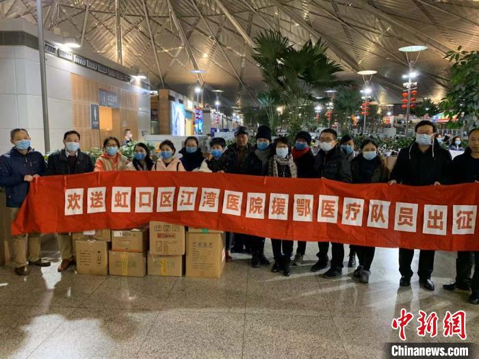 相关医疗机构为护理人员送别。 康玉湛 摄