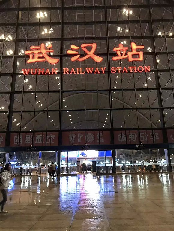 这是封城前一天武汉站的照片,是空的.