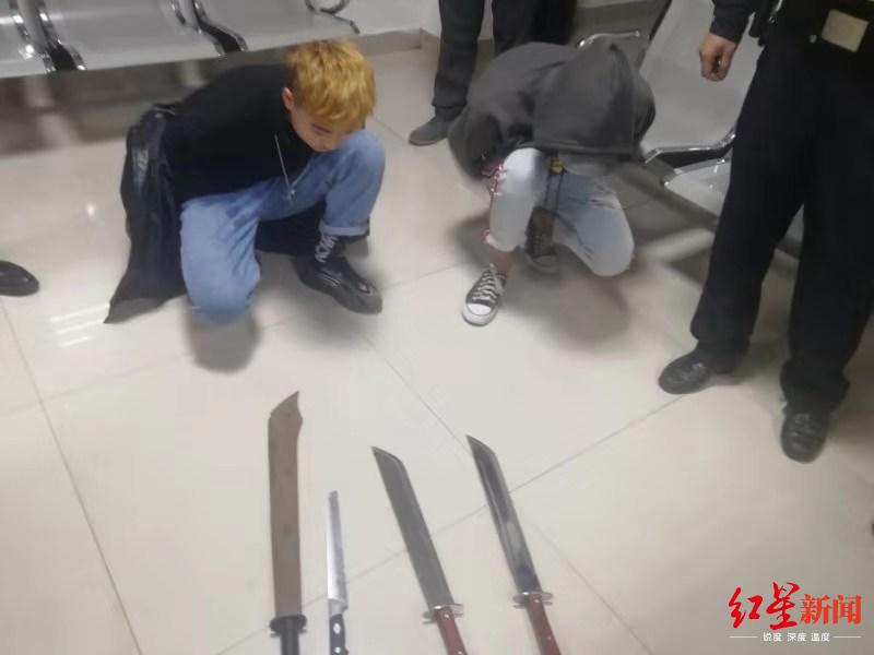 帮朋友出气持刀追砍他人 民警及时赶到控制