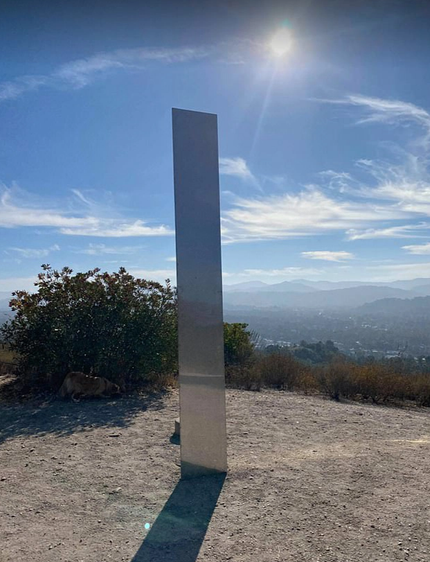 加州阿塔斯卡德罗的“神秘金属巨碑”比它在犹他州的“兄弟”更高、更薄。（来源：英国《太阳报》）