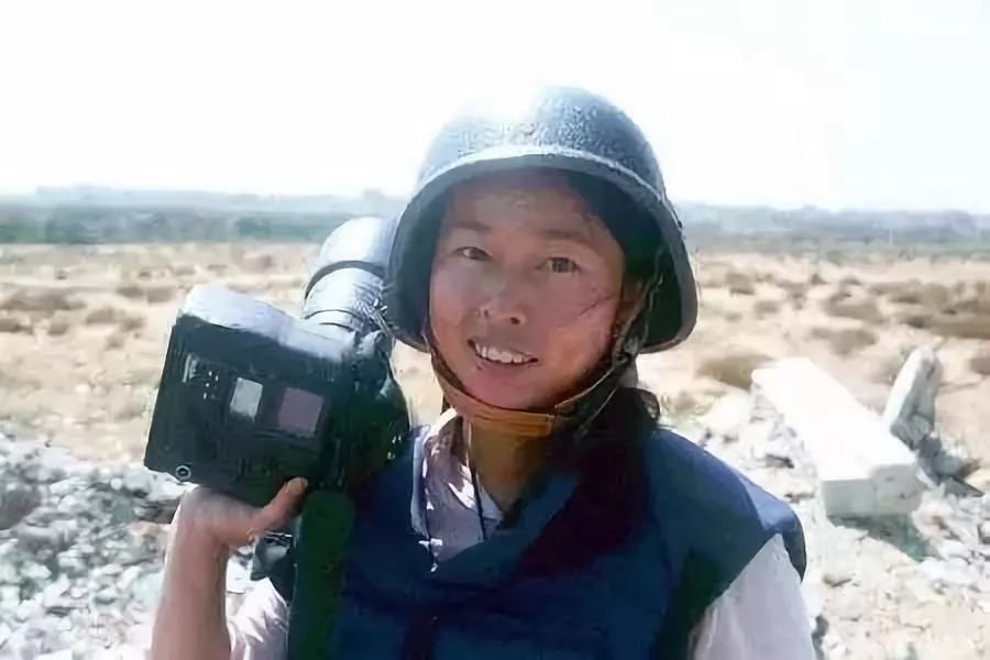 她是出生入死的战地记者,曾离死亡只有50米,如今为中国孩子寻找童年