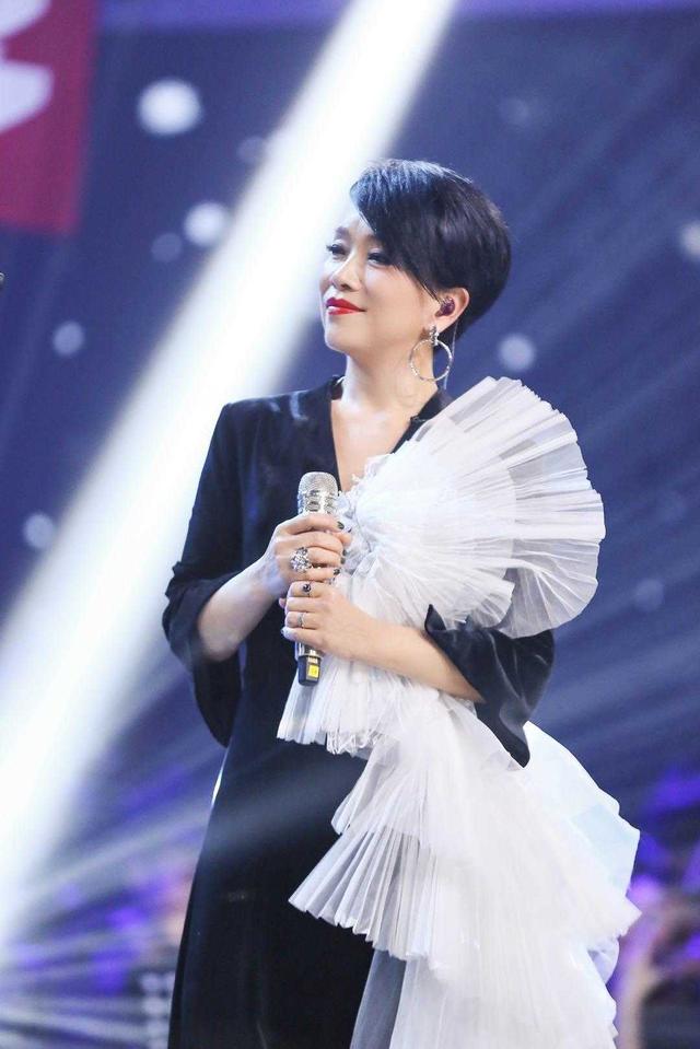 陈明剪了短发真减龄穿黑白色鱼尾式晚礼服亮相51岁状态好极了