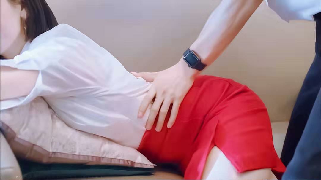 宋茜与小12岁男星饰演姐弟恋,穿包臀短裙趴沙发揉腰按摩,身材太绝
