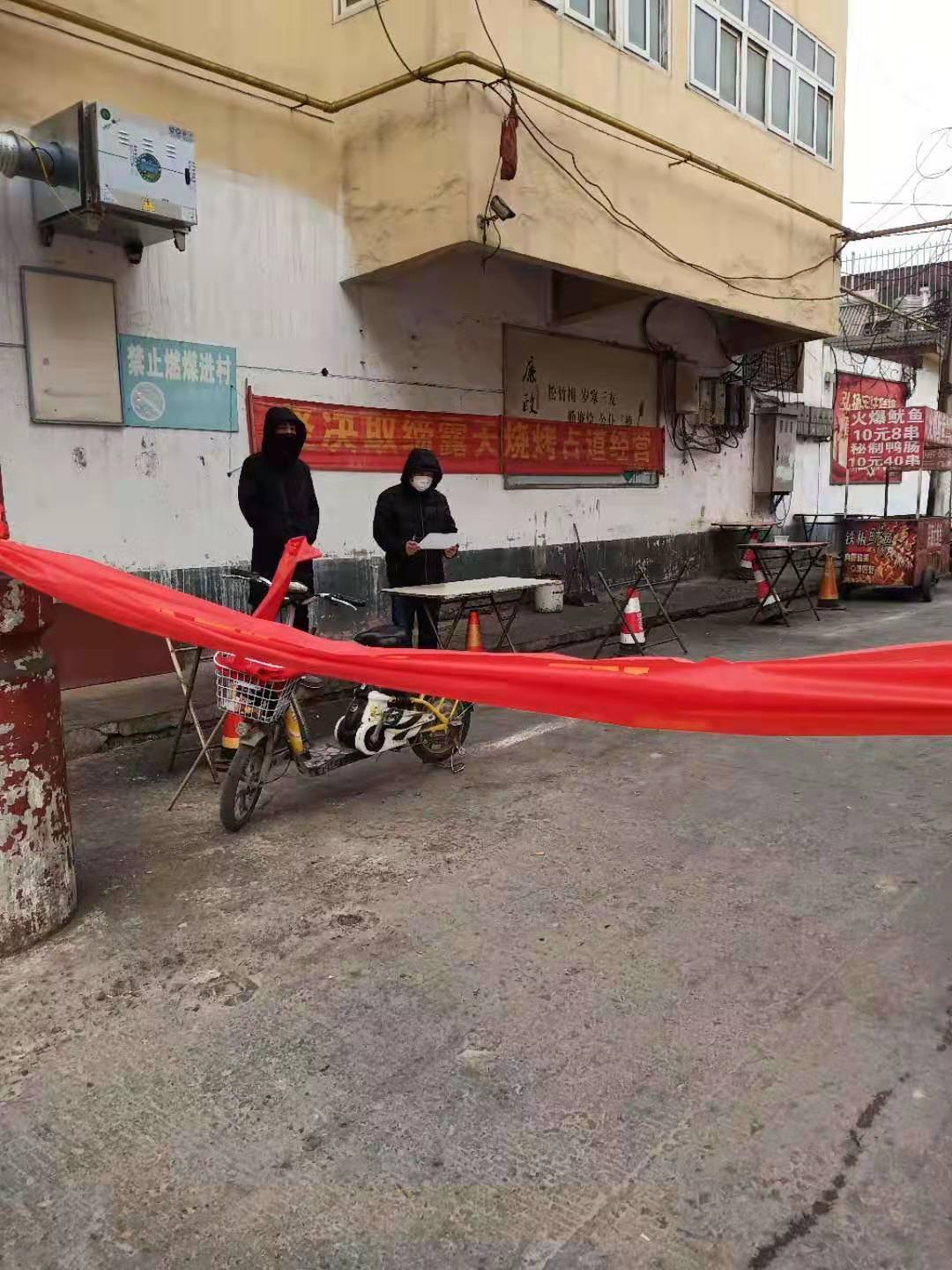 有乡下设立了围挡,控制进出。 受访者供图