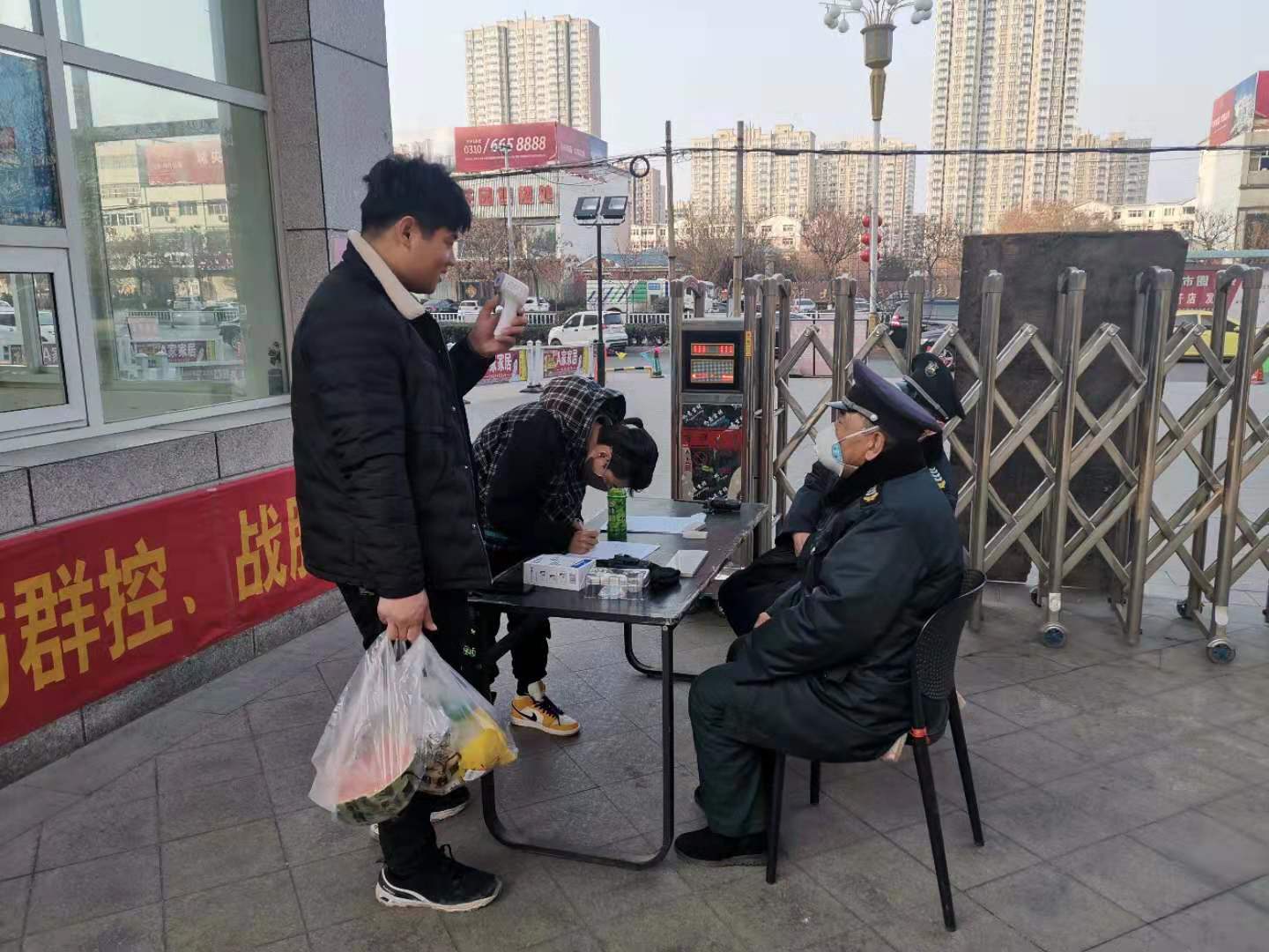 1月27日,永年区一幼区,进门者必要登记并测量体温。 新京报记者 赵凯迪 摄