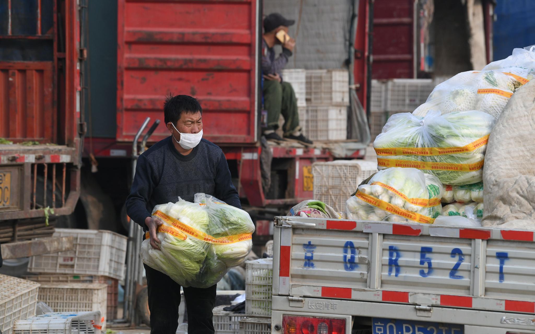 现在市场上卖菜的人比往年要少。新京报记者 王颖 摄