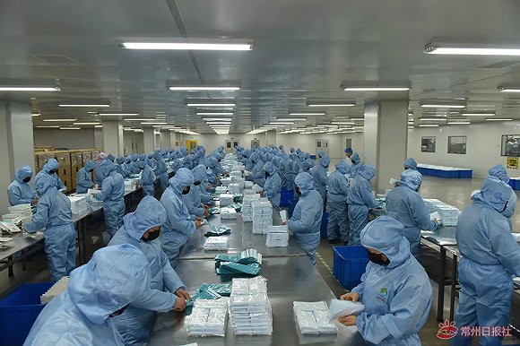 抗击疫情一起行动防疫物资企业开足马力保障供应