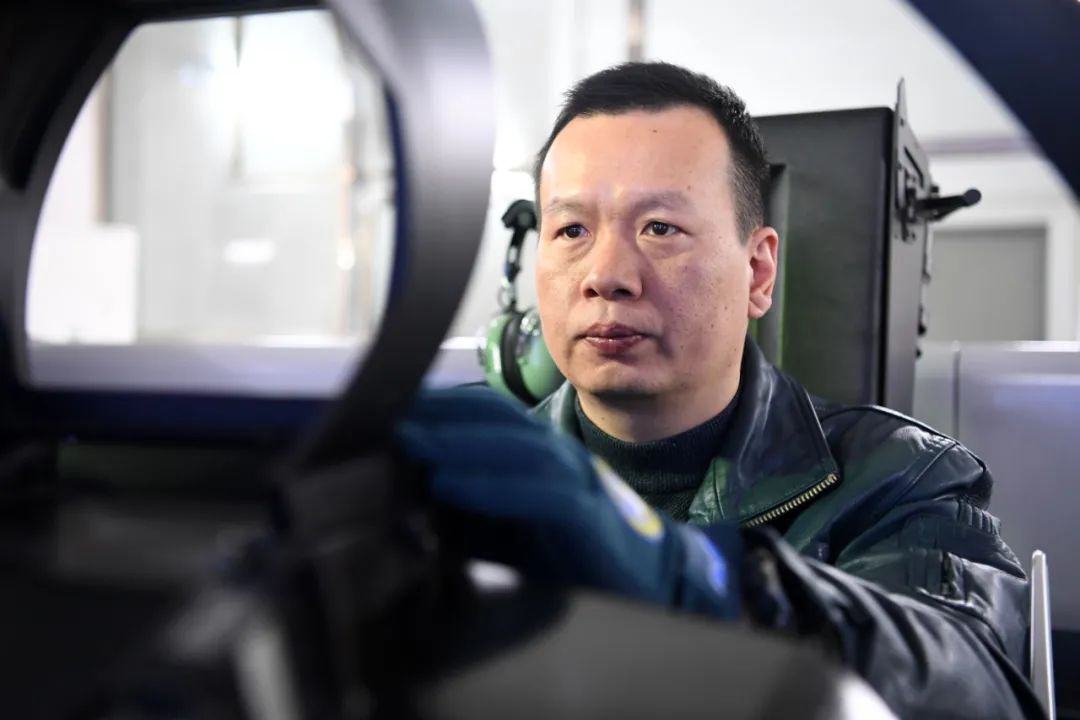 惊心37秒!飞行员王建东沉着处置空中特情荣立一等功