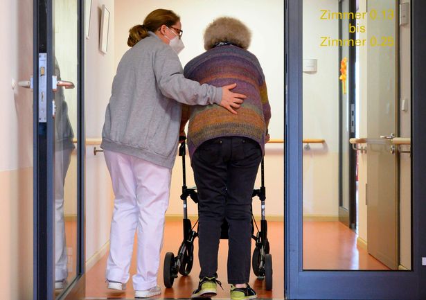 在第一波疫情大流行期间，该养老院受到的打击最为严重。（图源：英国《镜报》）