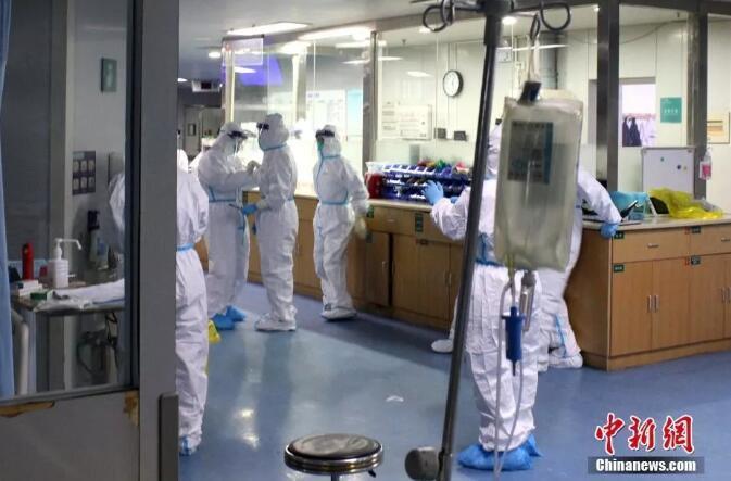 原料图:武汉大学中南医院收治新式肺热患者。中新社记者 周群峰 摄