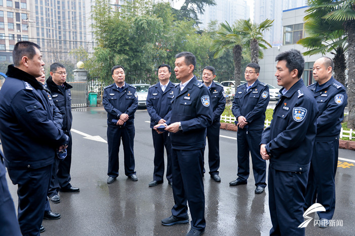 1月27日枣庄市公安局党委副书记,政委黄健到市中分局文化路派出所,市