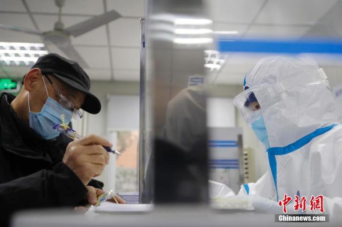 上海发热门诊坦然有序。中新社记者 殷立勤 摄