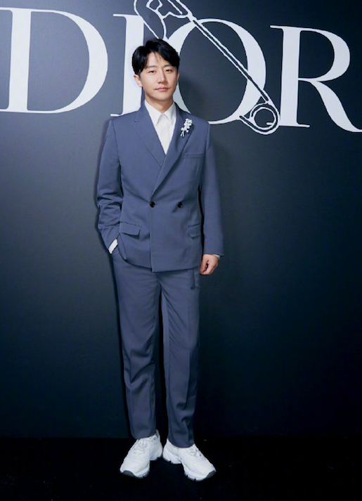 吴亦凡,黄轩,王大陆等当红男明星被邀请至现场看秀,他们的穿搭多以