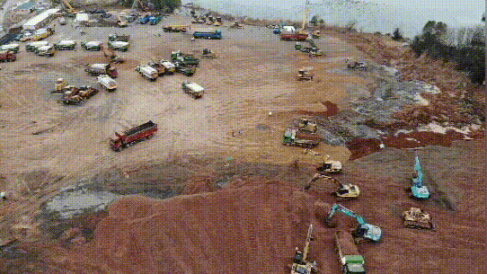△建设者在平整完毕的地面上，铺设20公分厚的砂子，并同步进行管道预埋穿插施工