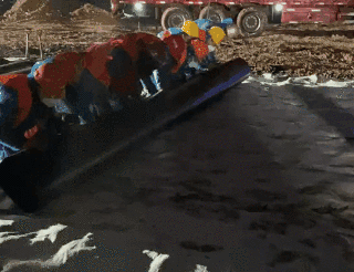 △建设者通宵铺设“两布一膜”——两层土工布及一层HDPE防渗膜和第二层20公分厚砂石