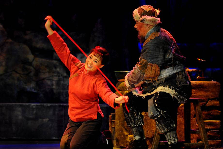 的现代歌剧《白毛女》中,躲债多日的杨白劳选择在除夕雪夜冒险回家