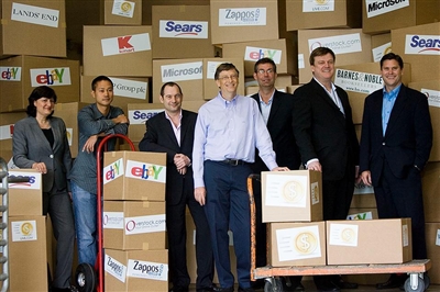 2008年，谢家华（左二）与比尔·盖茨及微软高管合影 图据美联社