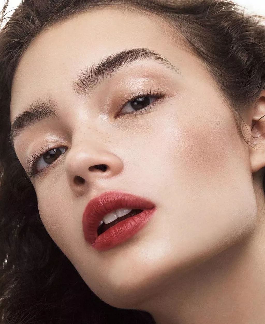 你负责乖乖在家照这篇化个欧美全妆!我们来颁奖(送礼那种