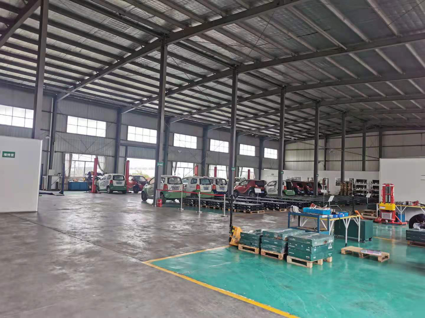 (位于厂房内部的"超能服务站"停有众多等待维修的康迪电动车.