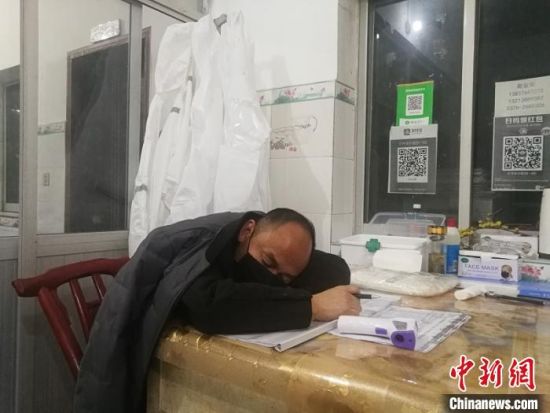 信阳市新县泗店乡夜班值守人员在临检点短暂休息 阚力 摄
