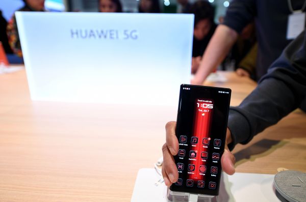  1月7日，在美国拉斯维加斯举行的消费电子展上，参观者在华为展台体验5G产品。新华社记者 吴晓凌 摄