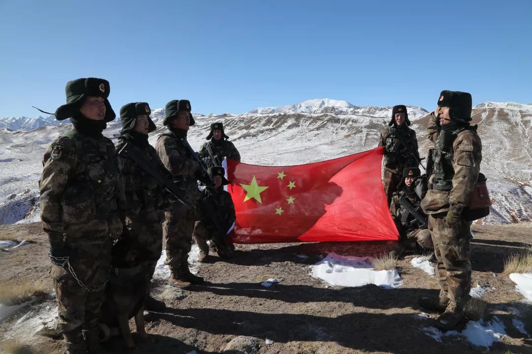 刘慎 摄(通讯员:刘慎,周超)守卫云端春节前夕,西藏军区某特战旅九连的