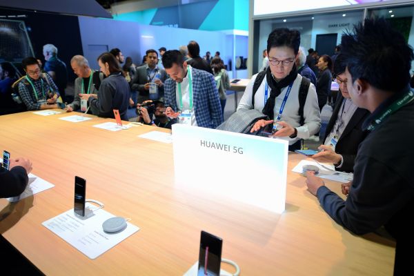  1月7日，在美国拉斯维加斯举行的消费电子展上，参观者在华为展台体验5G产品。 新华社记者 吴晓凌 摄