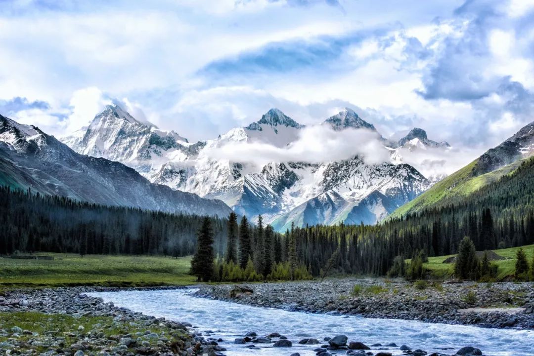 山峰一分为二,从这个角度可以看见新金顶上部存在裂隙,梵净山新金顶