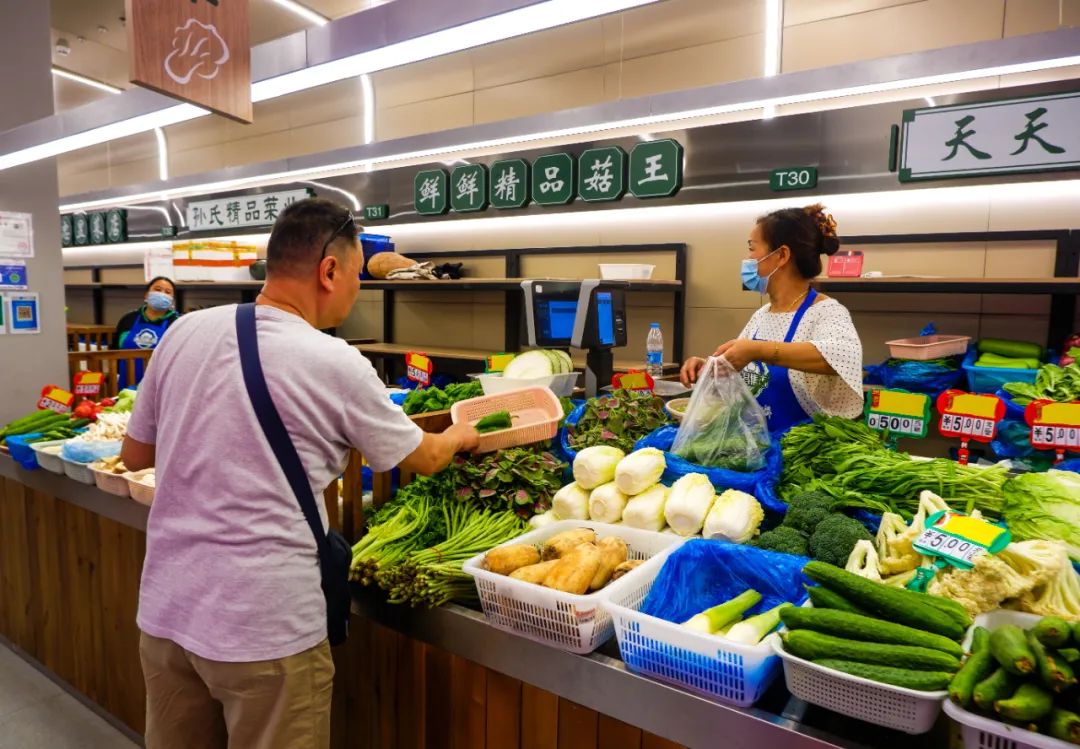 菜市场环境改善了,销售渠道拓宽了,居民生活更便捷,摊主们工作氛围更