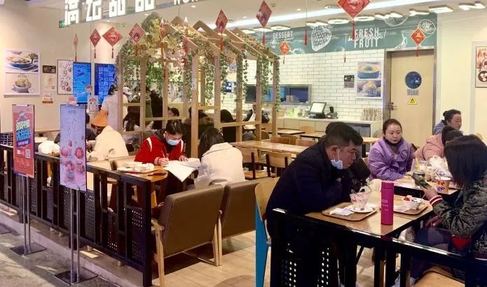 喷水池商圈“不打烊”，记者探访贵阳市多个大型购物中心