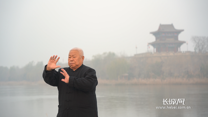 翟维传在演习武氏太极拳. 长城网记者 张登峰 摄