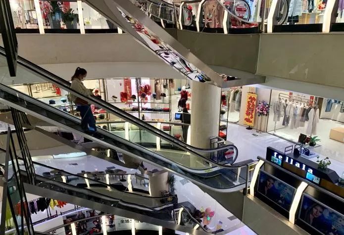 喷水池商圈“不打烊”，记者探访贵阳市多个大型购物中心