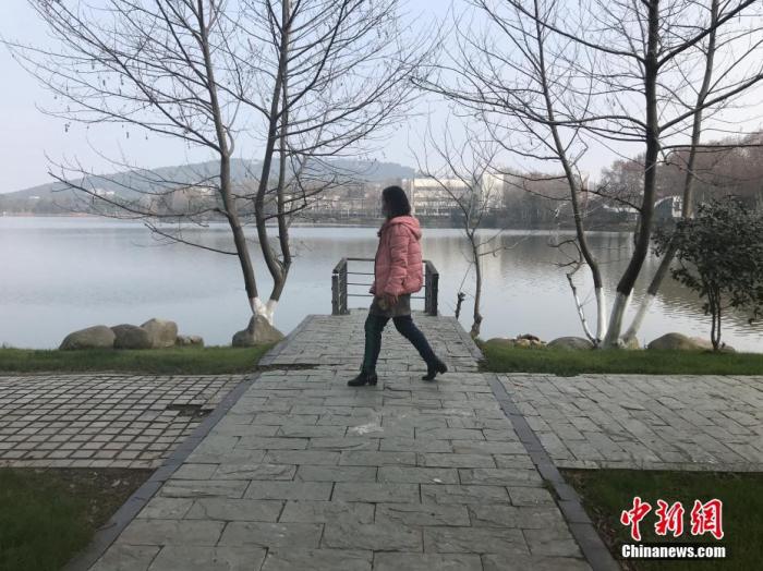 1月28日，连日阴雨后的武汉迎来了晴日暖阳。图为市民在东湖边散步。中新社记者 裴春梅 摄