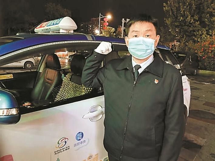出租车司机张翔是一名党员,春节期间依然坚持每天出车.