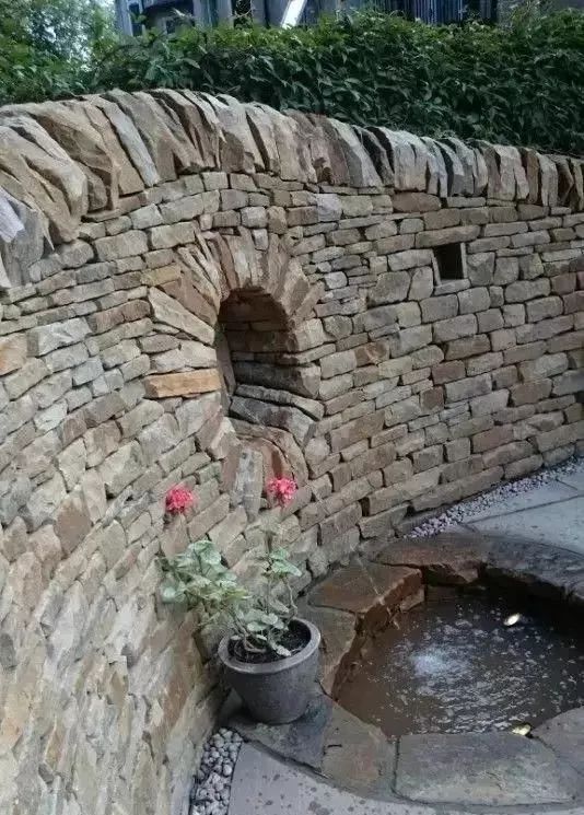 几块石头,一堵墙,美了院子,沉淀了时光