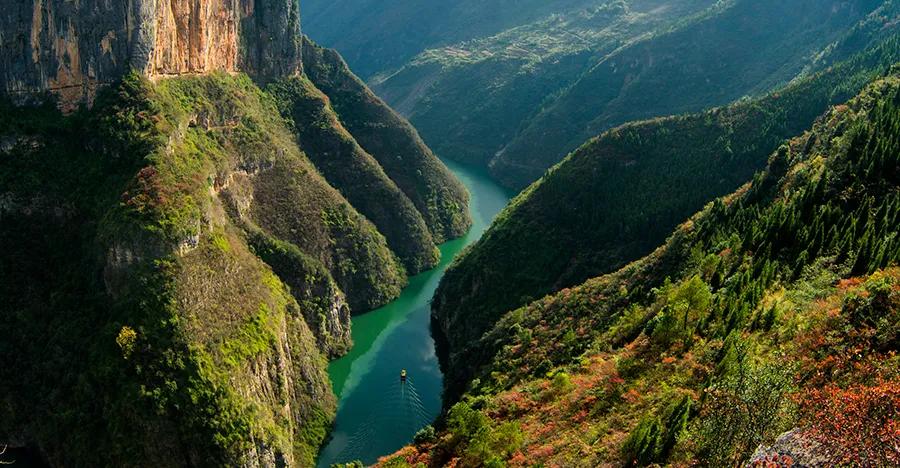 俯览巫山神女溪,江流曲似九回肠.新华网发(朱云平 摄)