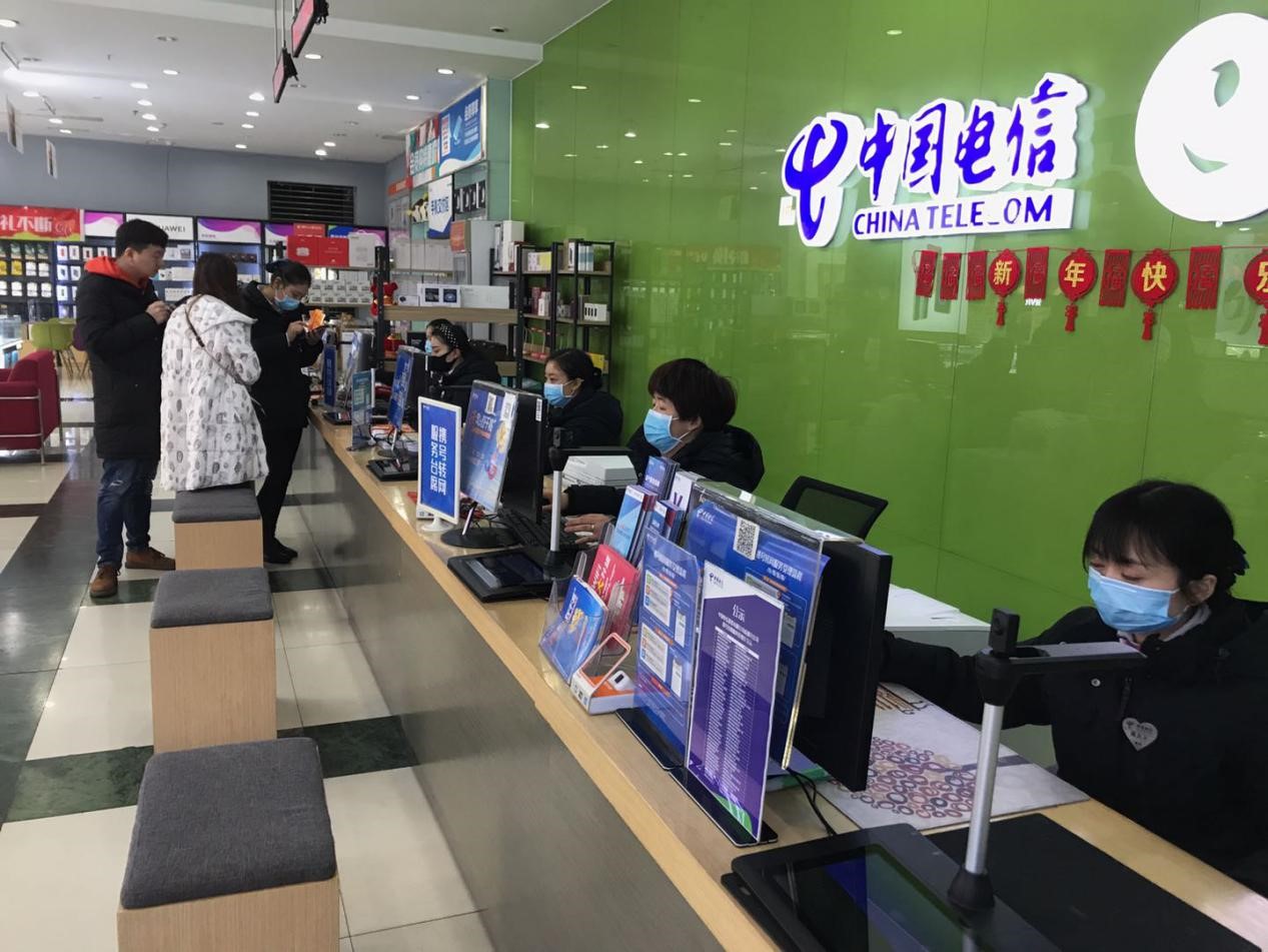 中国电信成都分公司营业厅,电信营业厅的服务人员戴上口罩为市民提供