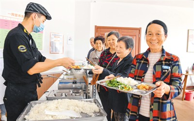 人民日报海外版：线上+线下 让老年人“吃得好”