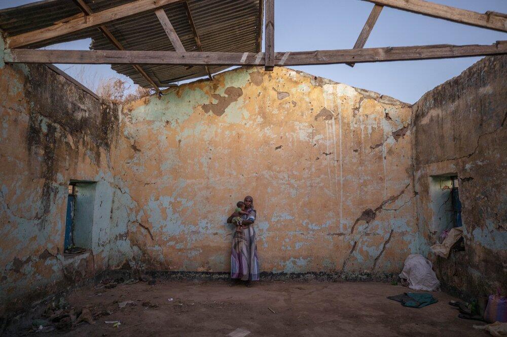 △一名逃离埃塞俄比亚的提格雷妇女抱着孩子在苏丹东部难民营（图片来源：美联社）
