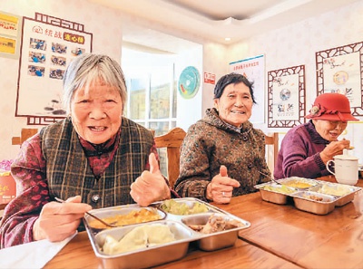 山东省荣成市建成363家暖心食堂，为农村80周岁以上老人提供免费午餐。图为10月23日，老人们在荣成市俚岛镇大庄许家村暖心食堂用餐。李信君摄 （人民视觉）