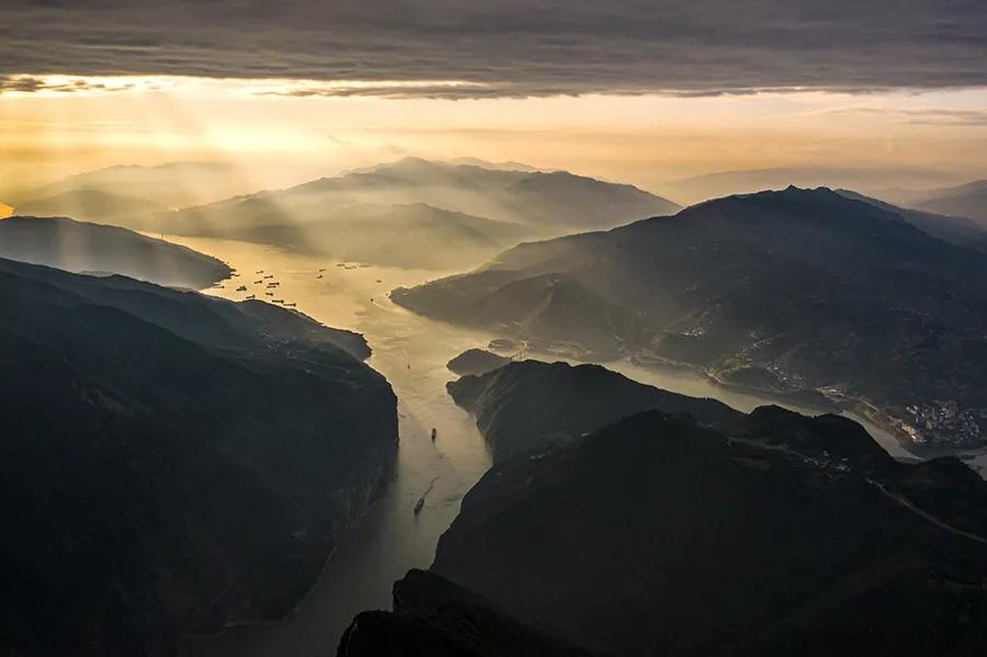 夕阳下的三峡剪影.新华网发(李泽锋 摄)